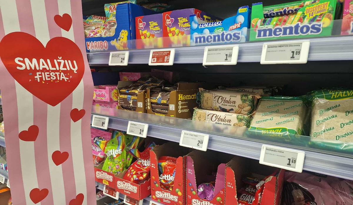 Saldumynų lentynos per „Smaližių fiestą“ vilioja įvairių skonių pasiūlymais ir mažomis kainomis.